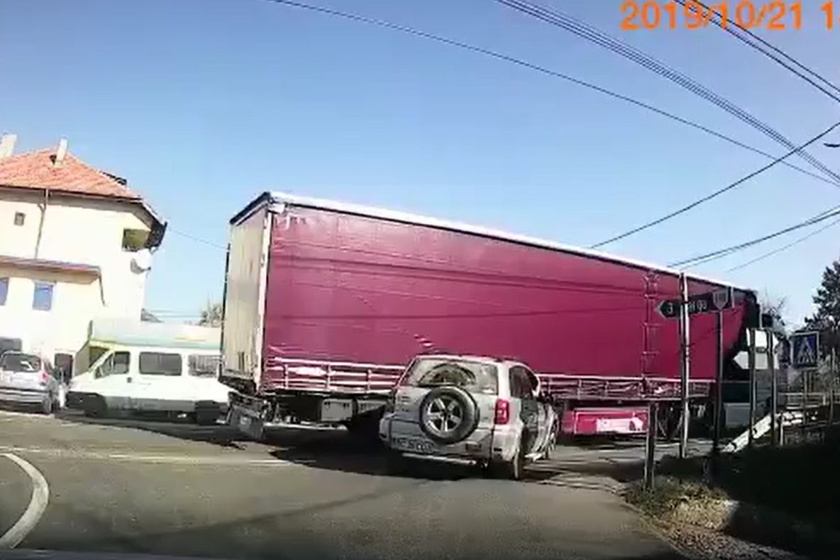 VIDEO: Prioritatea în giratoriu sau cum să-ți ia TIR-ul fața. Ce a pățit un șofer neatent, la Dofteana