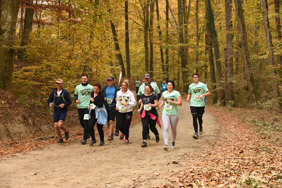 FOTO: Regal de alergări de Ziua Armatei la ,,Valea Budului Trail” (cros, maraton şi semimaraton). Nu lipsesc fanfara militară, artiștii locali și o masă ostășească