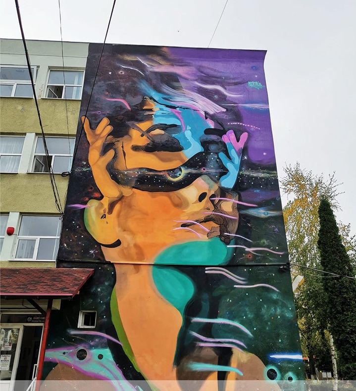 GALERIE FOTO:„Frumoșii nebuni” care au schimbat culoarea unui oraș cenușiu. În mai puțin de o lună, artiștii au însuflețit clădiri fără personalitate din Bacău