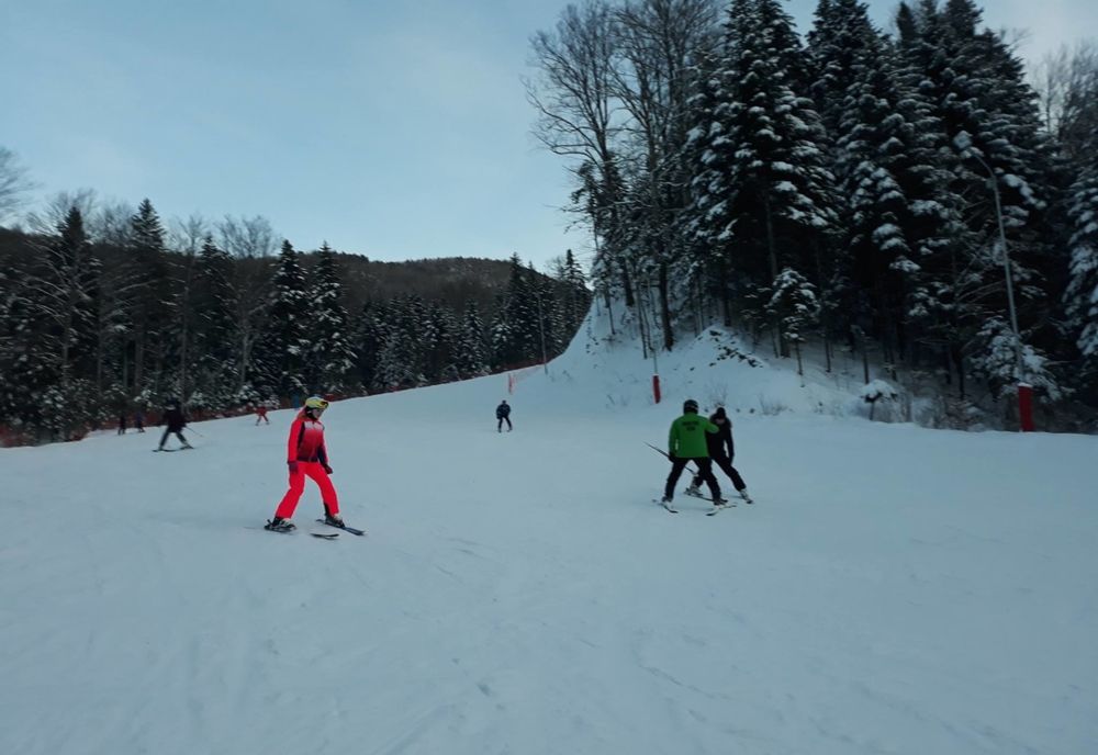 Vești bune pentru iubitorii sporturilor de iarnă: tarife neschimbate pentru pârtia de schi Nemira