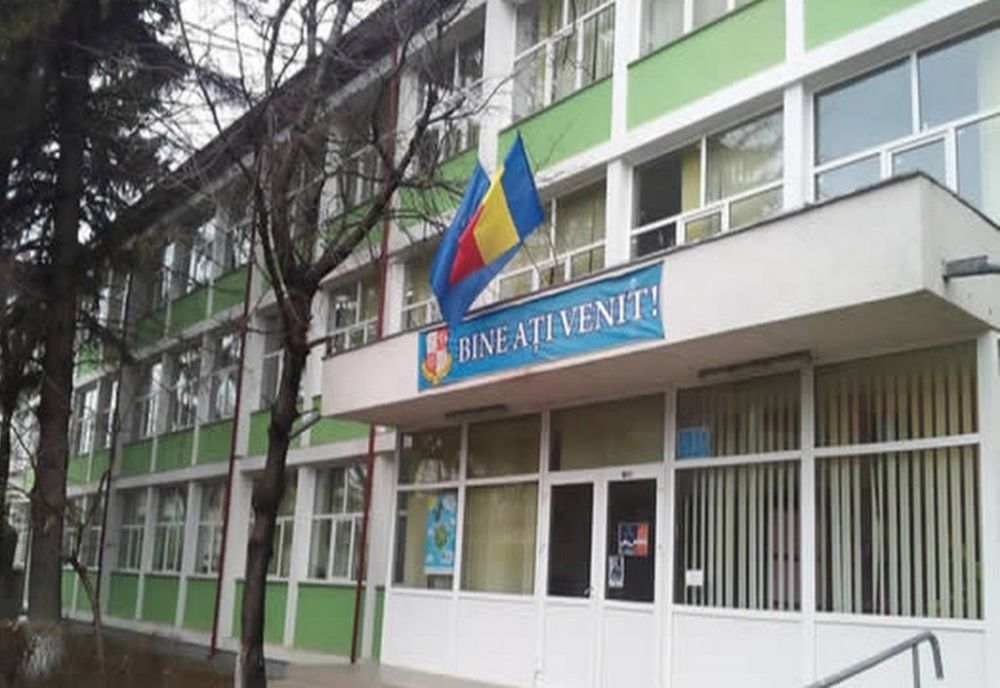 Anchetă la un liceu din Bacău, după ce o bucătăreasă a dijmuit alimentele de la cantină