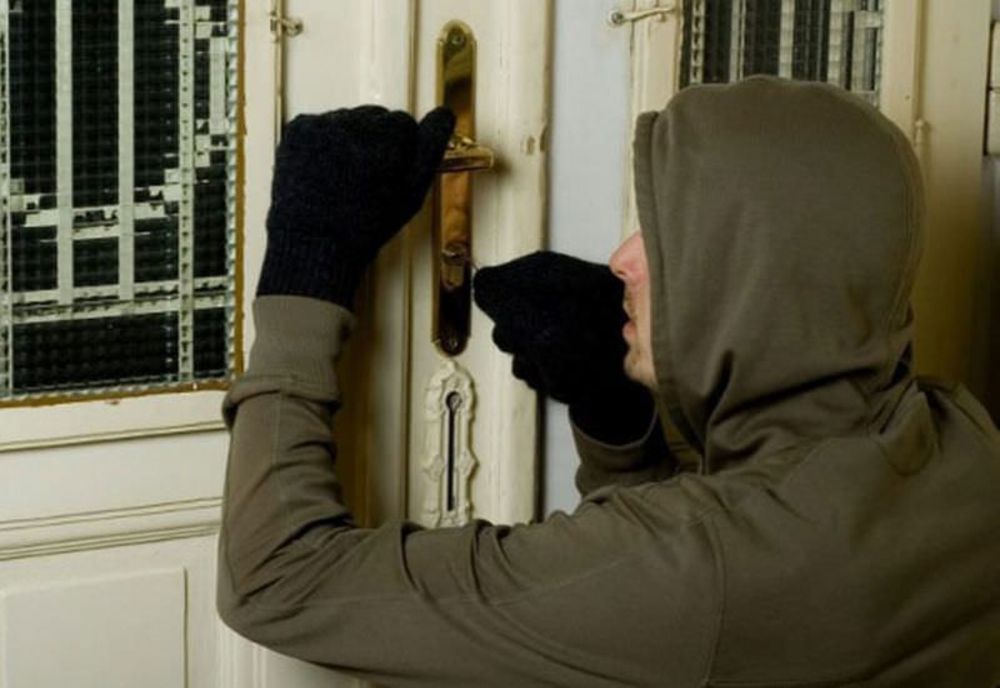 Bucureștean arestat în Bacău pentru mai multe spargeri de locuințe