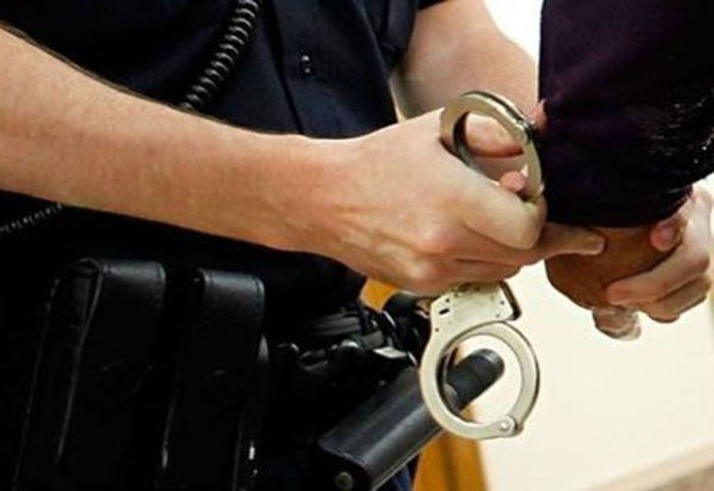 Bărbat din Moinești, reținut după ce a furat un capac metalic din curtea unei societăți, ca să-l vândă la fier vechi