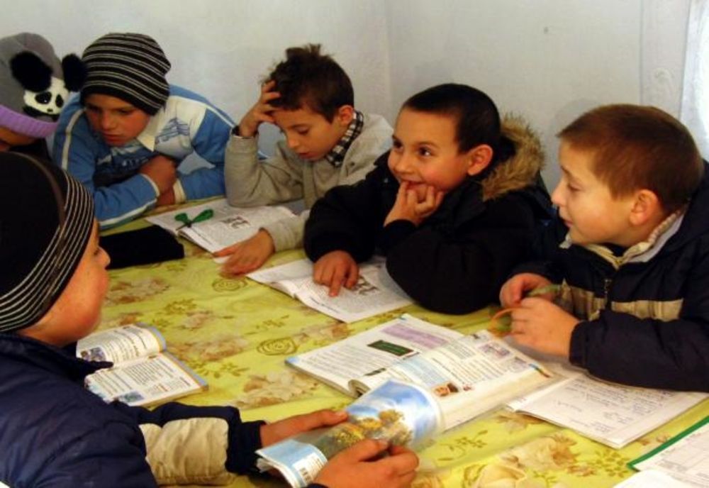 Patru centre de zi din Bacău și Galați caută voluntari seniori 