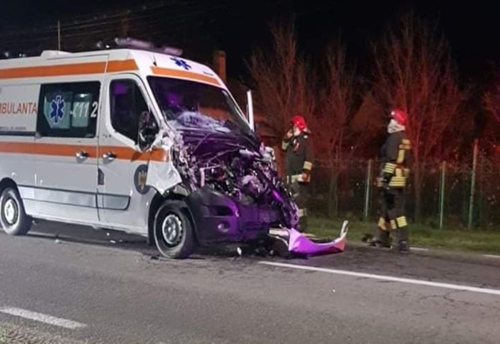 O ambulanță ce se întorcea de la un accident cu un pacient rănit a lovit în plin două vaci care se plimbau pe șosea