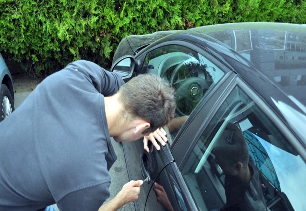 Au vrut să asculte muzică, așa că au furat....o mașină! Ce au pățit făptașii