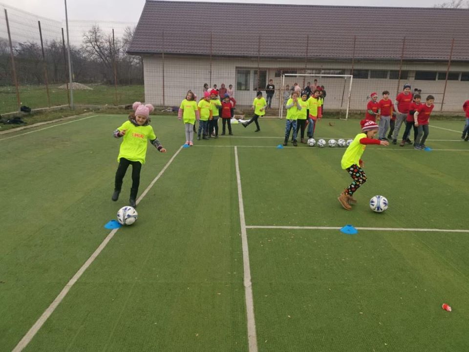 FOTO:Bucuria din sufletul a 660 de copii din județul Bacău care au văzut pentru prima oară cum arată o minge de fotbal adevărată. Fete și băieți din clasele I-IV din 22 de comune au fost incluși în Proiectul “AJF Mobil-Mingea e în terenul tău”