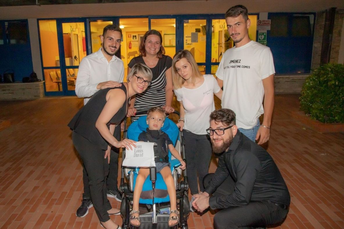 O comunitate din Italia se mobilizează pentru salvarea copilașului unei familii din Bacău. Eduard are 5 ani și a fost diagnosticat cu „paralizie cerebrală bilaterală infantilă”