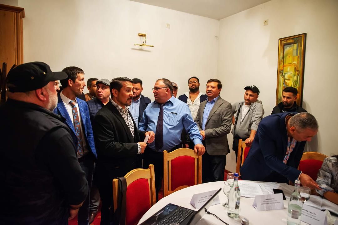 FOTO:Alianța pentru Unitatea Romilor (AUR) Bacău merge cu PNL la alegerile prezidențiale. Aseară a fost înființată o filială și la Târgu Ocna