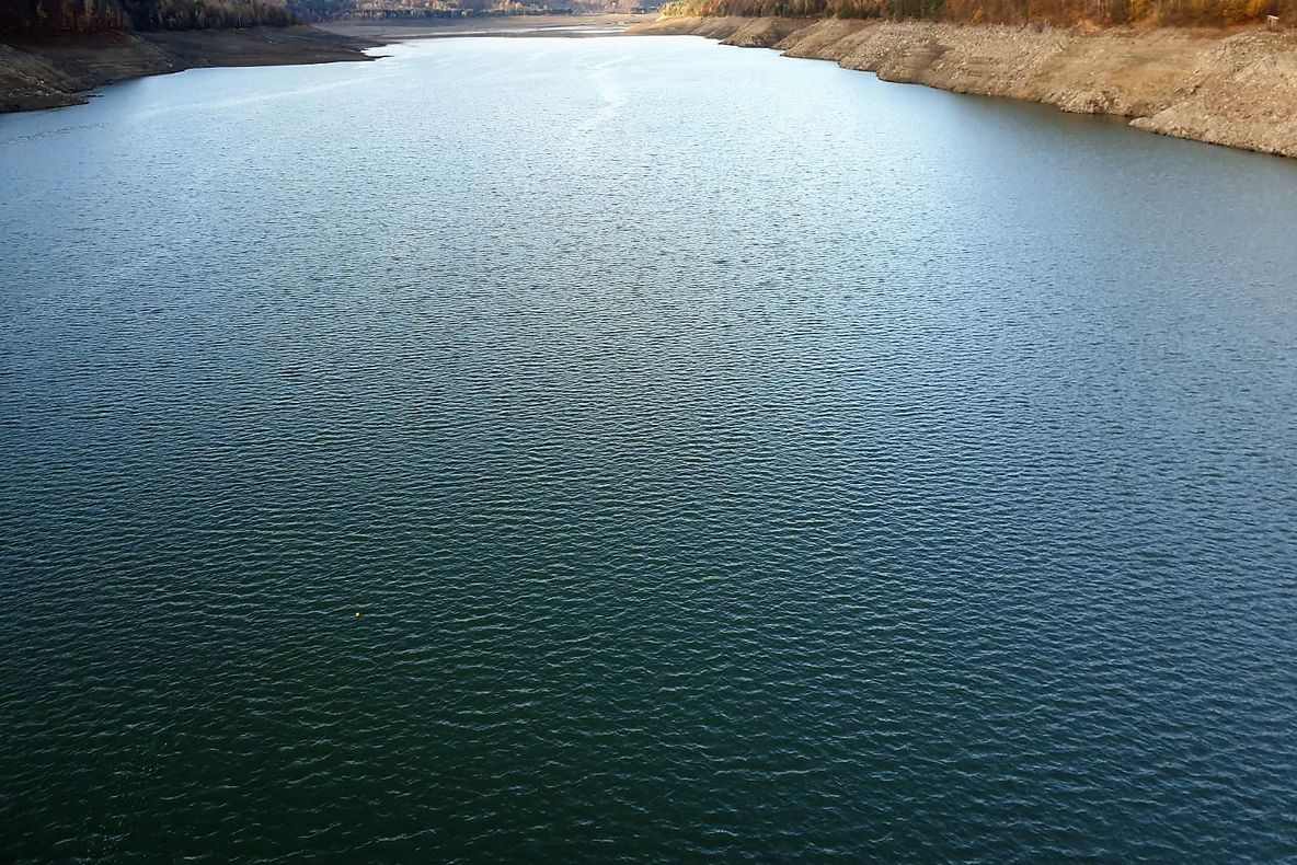 FOTO: S-au terminat lucrările de reabilitare a golirii de fund de la Barajul Poiana Uzului. Lucrările au fost executate cu ajutorul scafandrilor