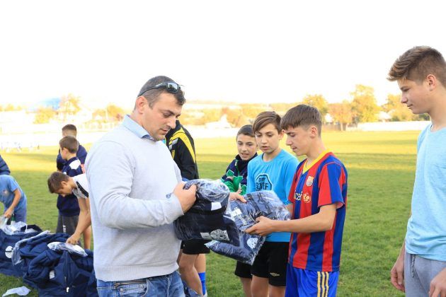GALERIE FOTO/VIDEO: Echipament complet din Italia pentru copiii de la Textila Buhuși. Proiectul „Il Calcio per la Vita” este al unui fotograf român stabilit în Peninsulă