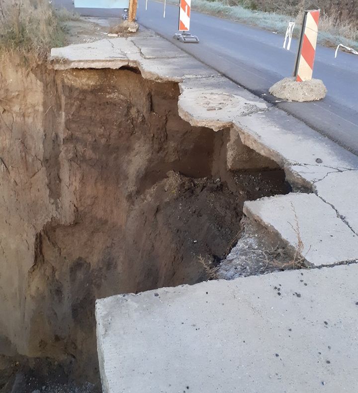 FOTO: ATENȚIE, PERICOL PUBLIC! Prăpastie pe Drumul Naţional 11 A care trece prin Podu Turcului spre Adjud şi Bârlad. Asfaltarea celor 37 de kilometri a început acum șapte luni