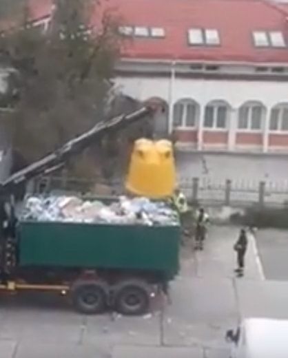 VIDEO: Revoltător! La Onești, oamenii reciclează, iar cei de la salubritate amestecă gunoaiele