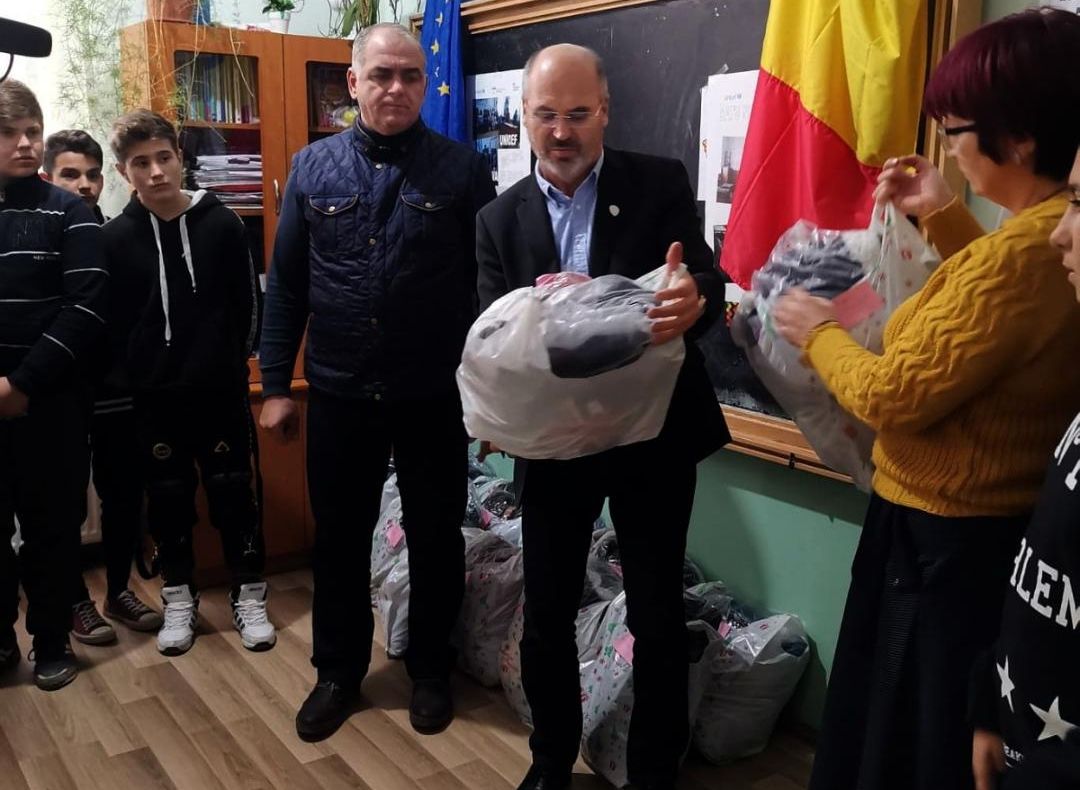 FOTO: Bucurii în prag de Sărbărori-240 de pachete cu îmbrăcăminte de iarnă pentru copiii defavorizați dintr-o comună băcăuană