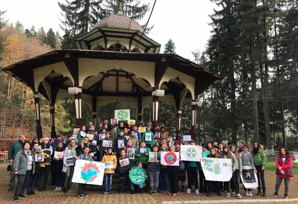 GALERIE FOTO: Elevii și dascălii lor, în primele rânduri la „Marșul pentru păduri” de la Slănic Moldova