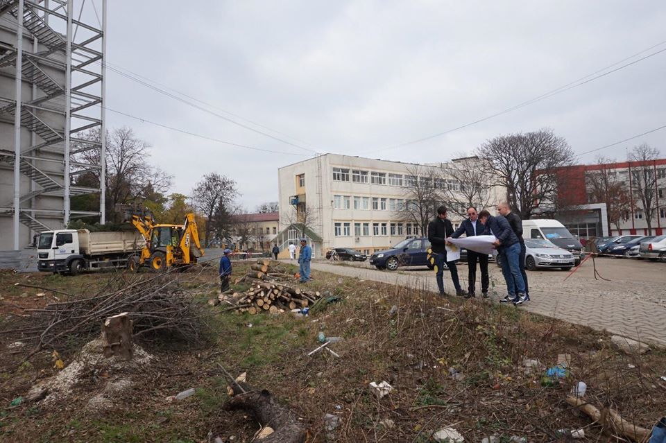 FOTO: Parcarea din incinta Spitalului Județean de Urgență Bacău iese din noroi. Au început lucrările de amenajare a celor 131 de locuri de parcare