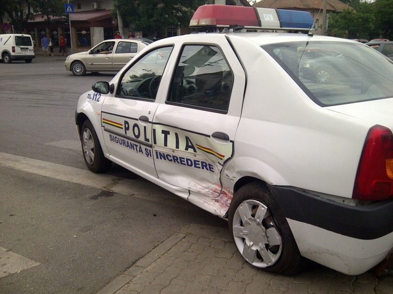 TUPEU MAXIM: Șofer băut, reținut după ce a lovit mașina poliției și a părăsit locul accidentului. Doi polițiști au fost răniți ușor