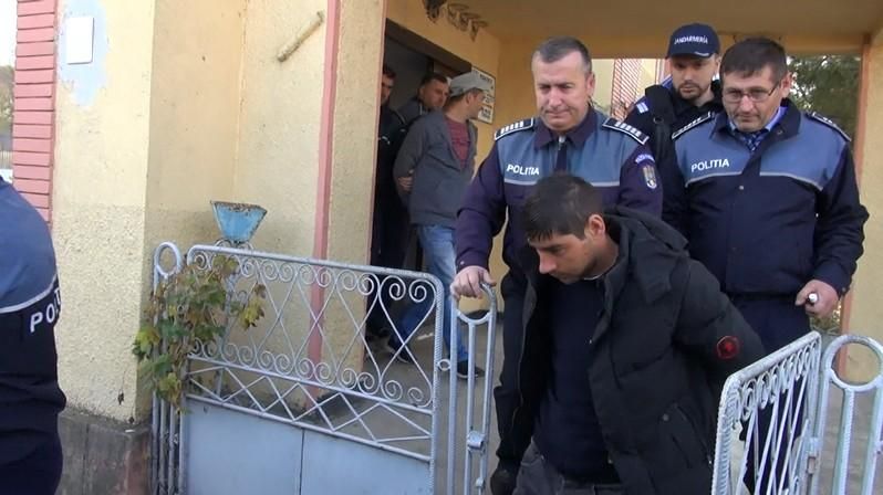 FOTO: Au fost reținuți agresorii copilului cu dizabilități bătut, pus în portbagaj, dezbrăcat și abandonat în pădure. Imagini cu copilul, imediat după ce a primit hainele de la cei care l-au găsit