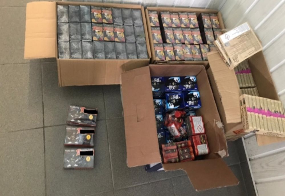 Poliţiştii băcăuani desfăşoară acţiuni pentru verificarea legalităţii operaţiunilor cu articole pirotehnice