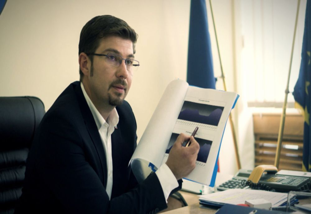 Primar la limita legii! Primarul Bacăului, Cosmin Necula, a fost prins circulând cu viteză excesivă