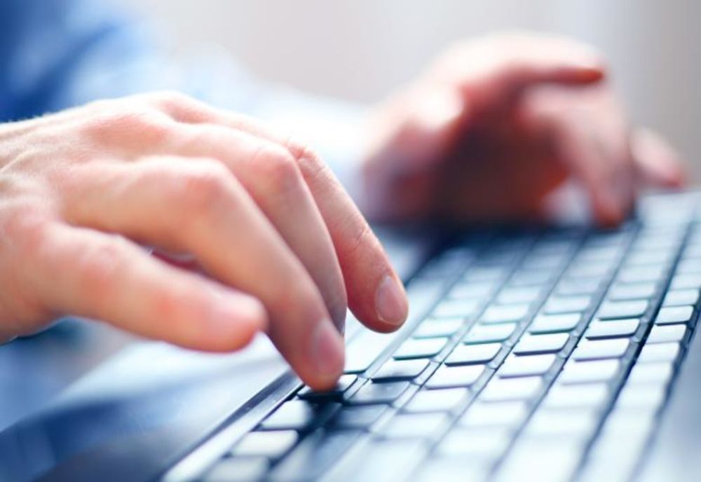 Un bărbat din Onești, victima unei înșelăciuni, în urma unei achiziții online