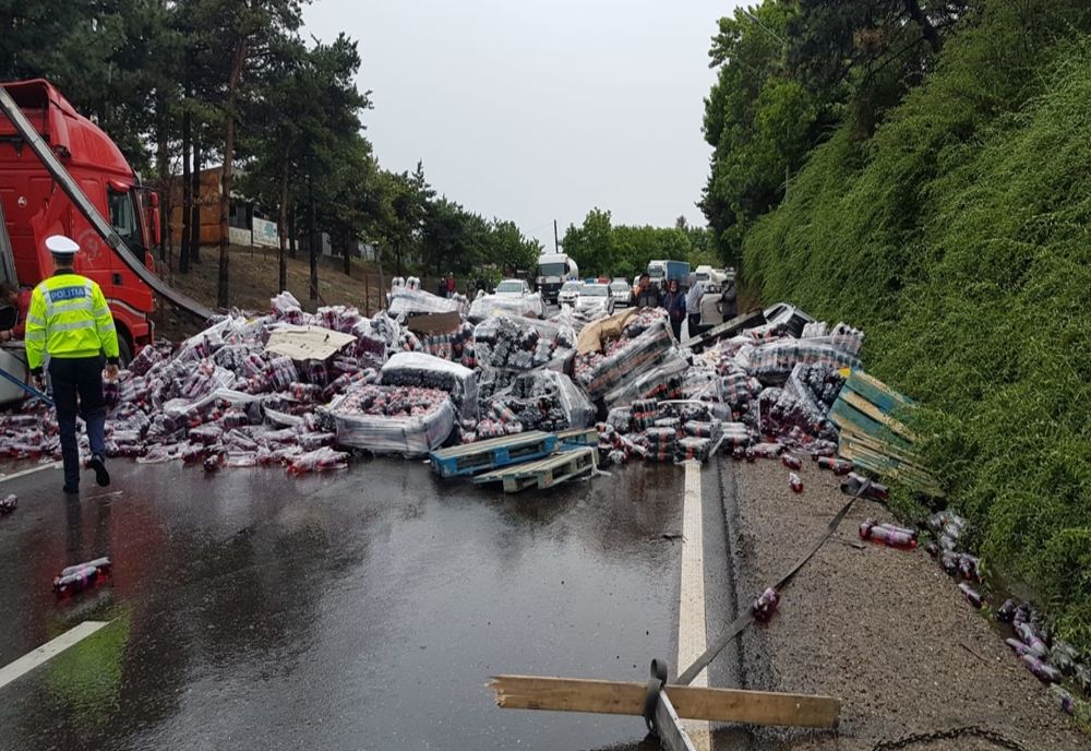 Sute de sticle de suc împrăștiate pe carosabil