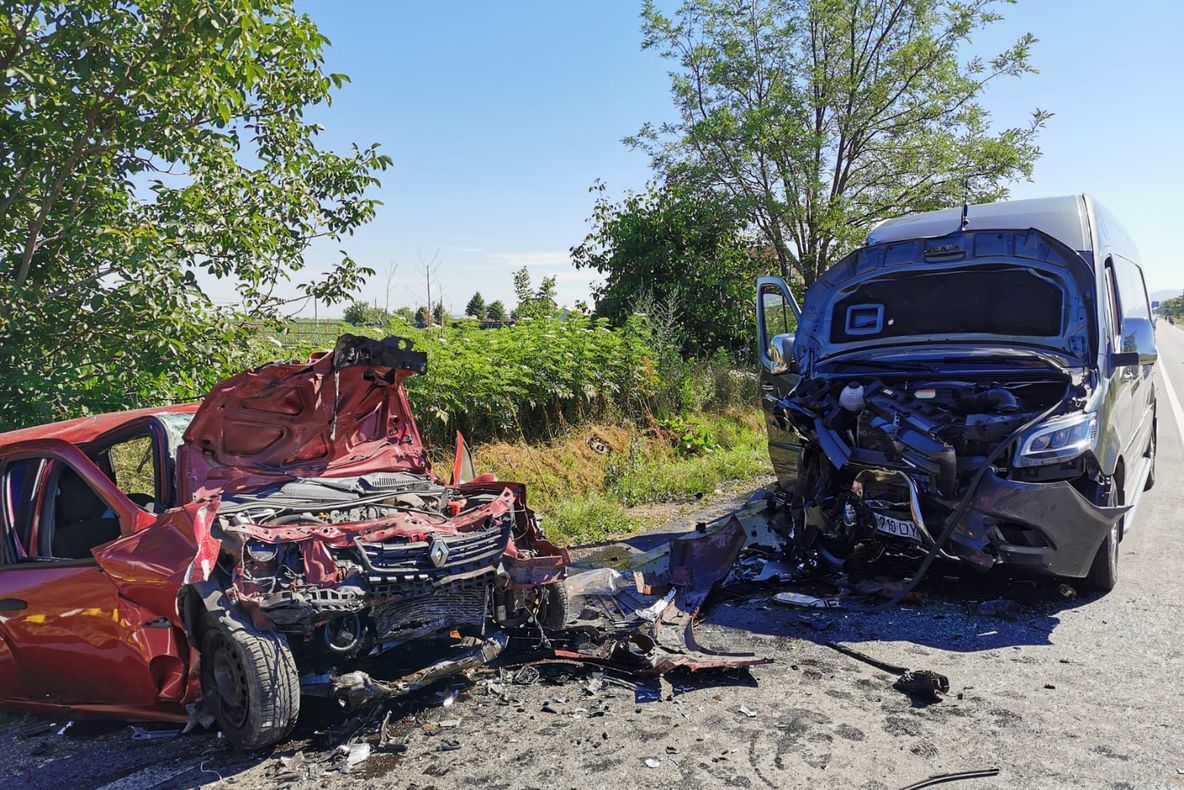 Microbuz cu pasageri implicat într-un accident rutier la ieșirea din Bacău (FOTO/ VIDEO)