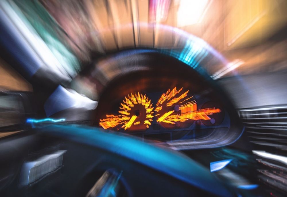 Viteza l-a proiectat cu tot cu mașină în copac. O tânără a fost rănită