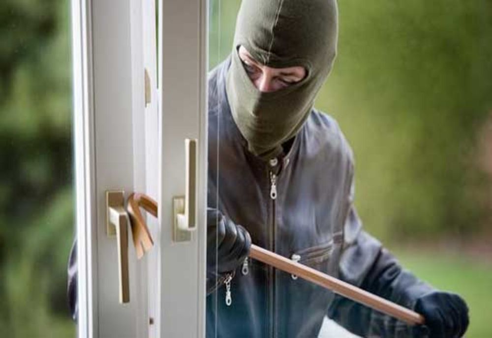 Poliţiştii din Târgu Ocna au identificat un bărbat care a încercat să fure bunuri dintr-o locuinţă