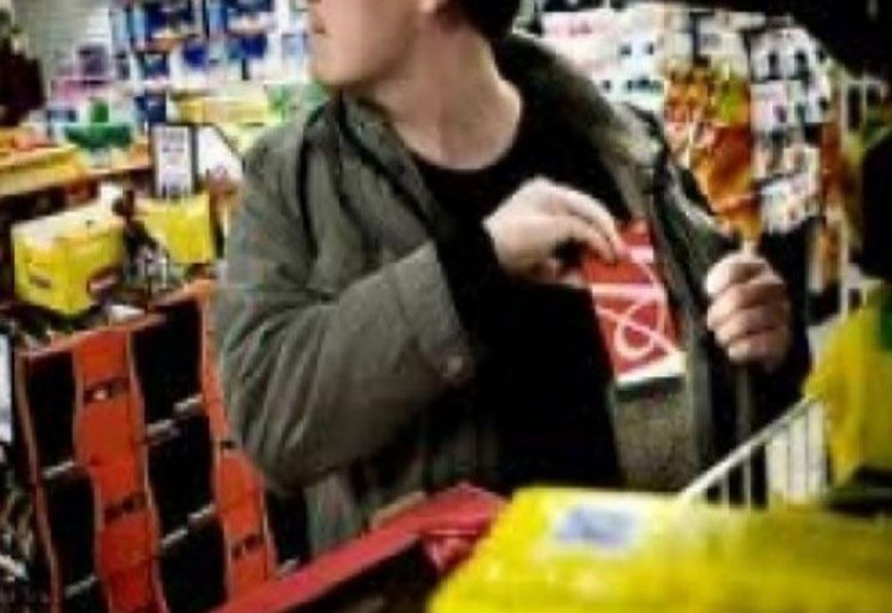 Tânără prinsă la furat într-un supermarket