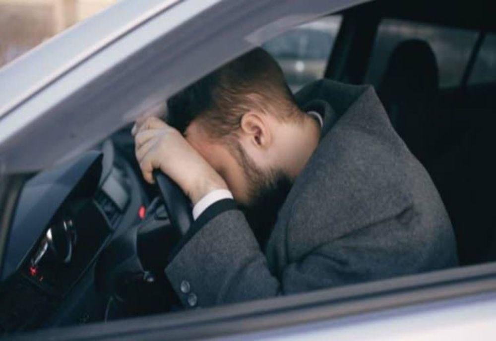 Un băcăuan beat a adormit la semafor