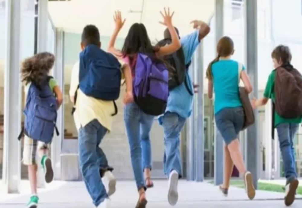 Sondaj. Majoritatea elevilor și dascălilor vor să se redeschidă școlile