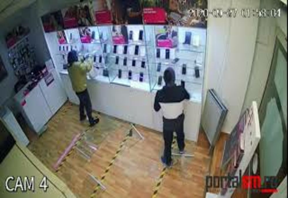 A furat ceasuri și telefoane mobile în valoare de aproximativ 10.000 de lei