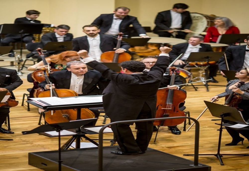 Pentru că îi dor urechile de la muzică, angajații Filarmonicii Bacău iau lunar până la 928 de lei spor de condiții vătămătoare 