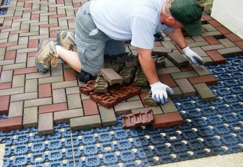 Percheziții la hoții de pavele