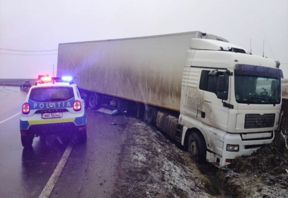 Circulație blocată între Onești și Brașov, din cauza unui TIR care a derapat!