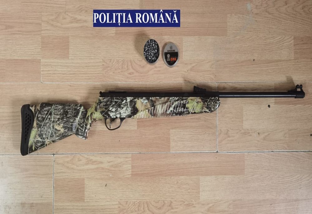 Armă deţinută ilegal, ridicată de la locuinţa unui bărbat în urma unor percheziţii domiciliare