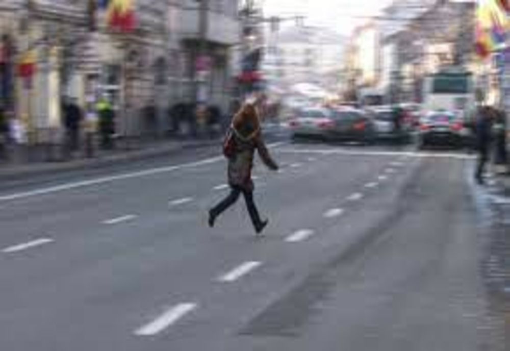 ATENŢIE PE UNDE TRAVERSAŢI ŞI CUM CONDUCEŢI ÎN APROPIEREA TRECERILOR PENTRU PIETONI!