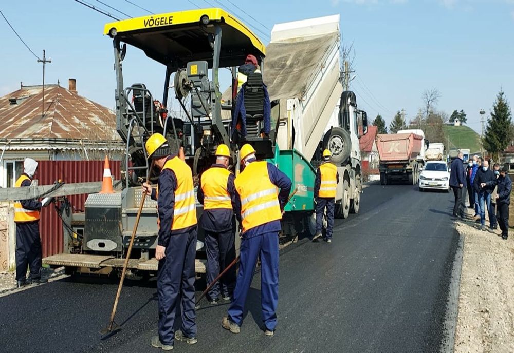 Au reînceput lucrările de reabilitare a drumurilor din județ