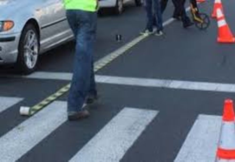 A dat cu mașina peste o femeie pe trecerea de pietoni și a fugit. Ce au făcut polițiștii