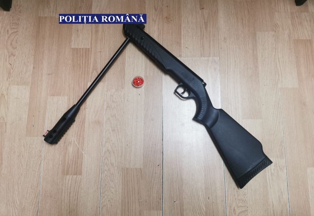 A încercat să vândă o armă fără acte! Acum are dosar penal!