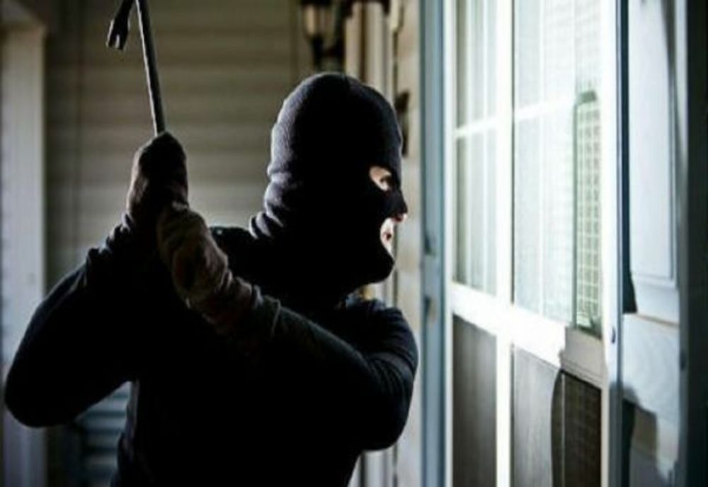 Au furat alimente și bani dintr-un magazin! Cine sunt cei doi hoți