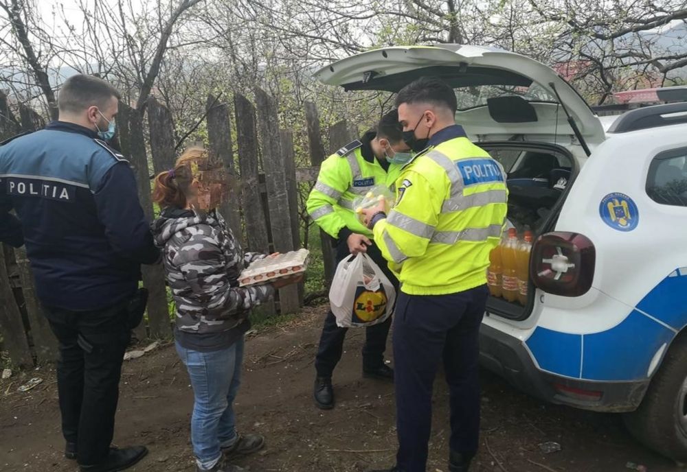 Polițiștii din Oituz au adus bucurie în casa unei familii nevoiașe