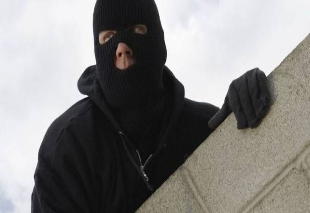 O femeie din Comănești s-a trezit în toiul nopții cu un hoț în casă