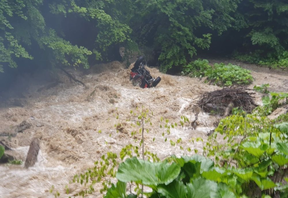 Mașină de offroad, luată de ape în județul Bacău