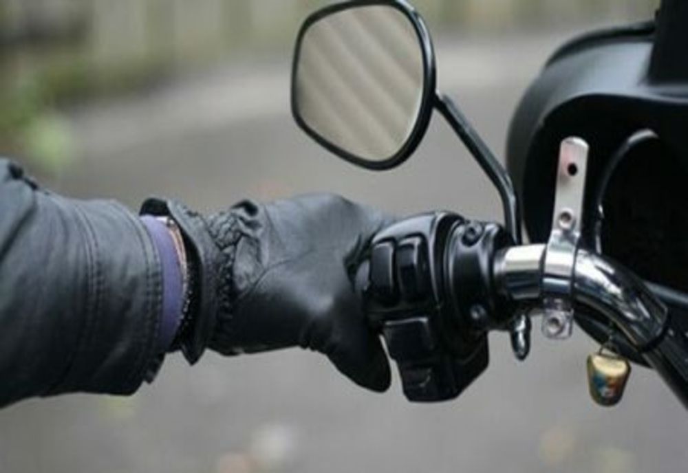 Ce au descoperit polițiștii după ce au oprit un tânăr care conducea o motocicletă