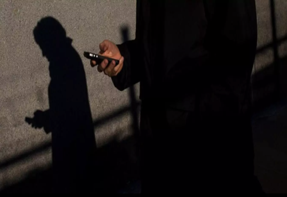 Un bărbat a cerut unui trecător un telefon să-și sune soția. Ce gest a făcut acesta