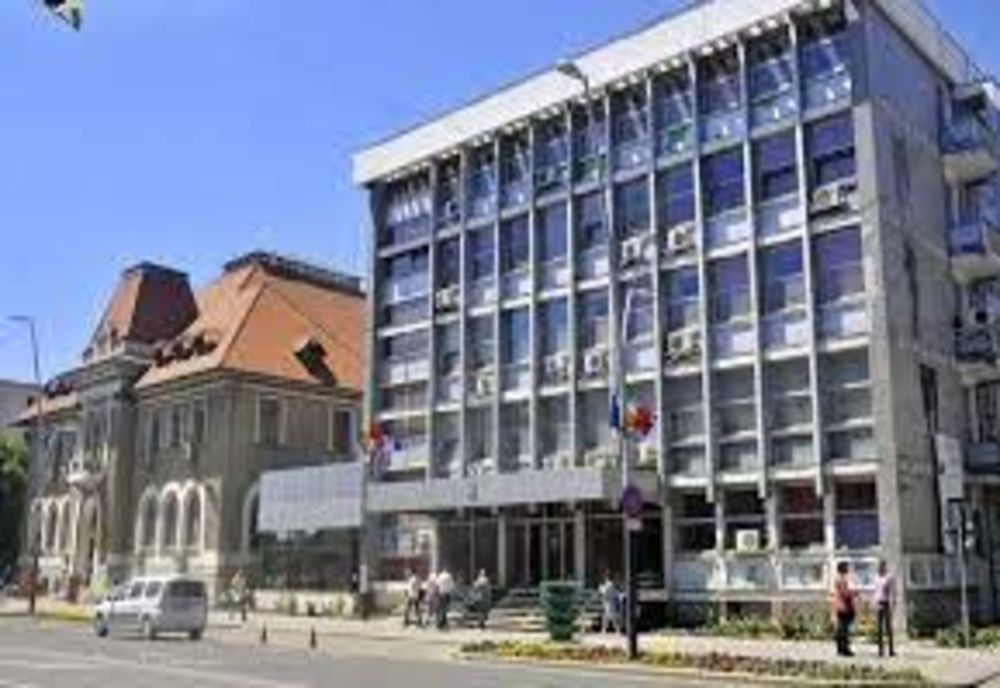 Doi funcţionari de la Primăria Bacău, trimişi în judecată de DNA pentru angajarea în instituție a unor persoane fără studii de specialitate
