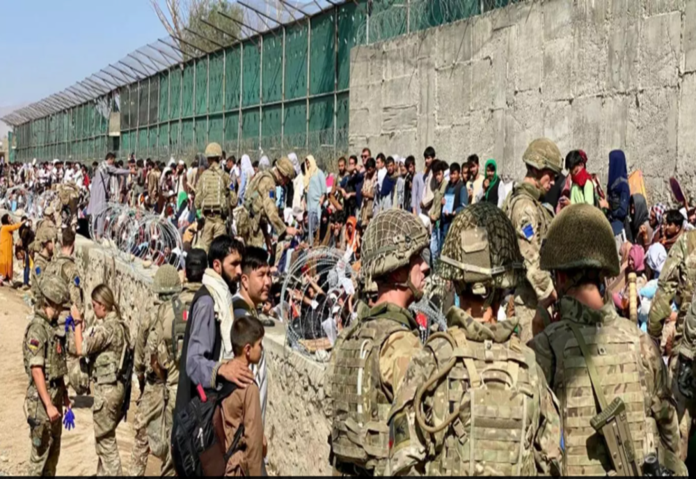 Cel puțin cinci rachete au fost lansate către aeroportul din Kabul