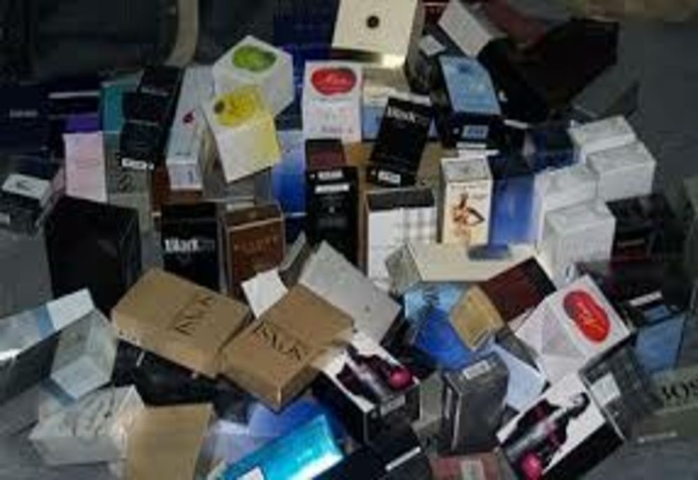 Prinşi de poliţişti în timp ce vindeau tricouri și parfumuri contrafăcute